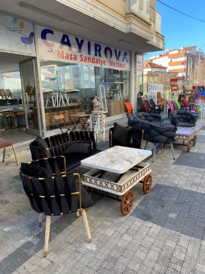 Çayırova Masa Sandalye mağazasının önü ve dışarıda sergilenen mobilyalar