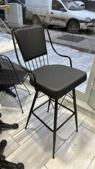 Siyah metal sırtlıklı bar taburesi