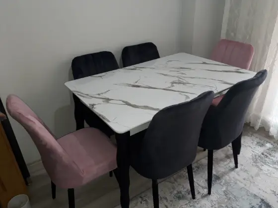 Beyaz mermer görünümlü mutfak masası ve sandalyeler