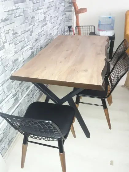Siyah X ayaklı, ahşap desenli mutfak masası