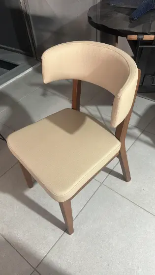 Ahşap iskeletli, krem döşemeli sandalye